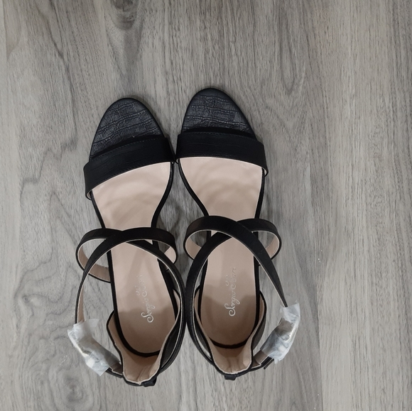 Ladies strappy heeled sandals. Sergio Bari. Size 7 - Picture 3 of 5